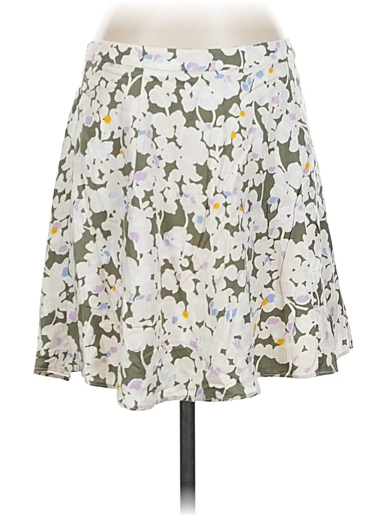Click to view more detailed imagery on our partner's website Pre-owned Gap Casual Skirt In White