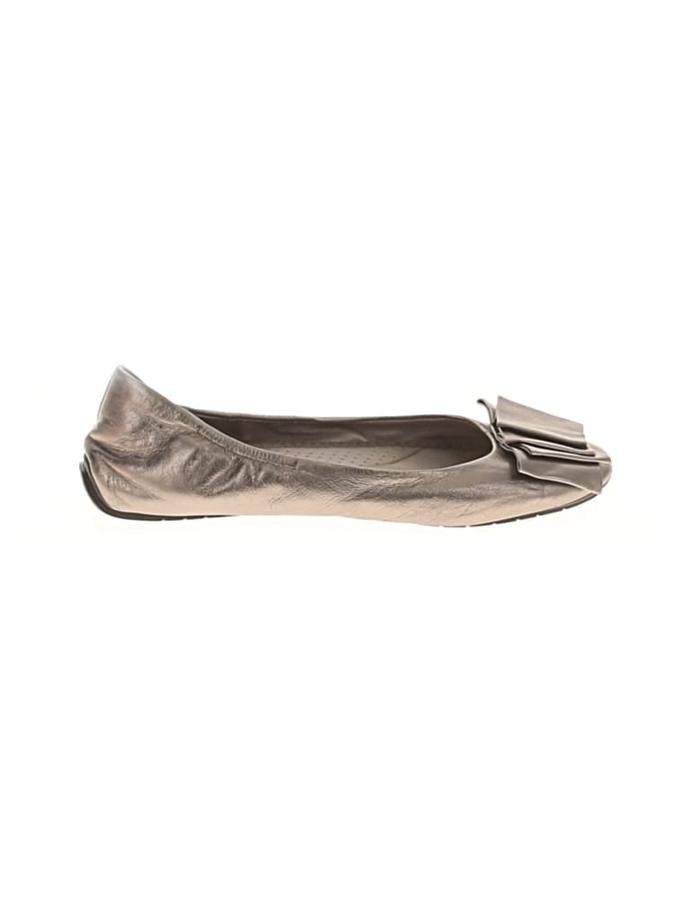 Click to view more detailed imagery on our partner's website Pre-owned Me Too Flats In Silver