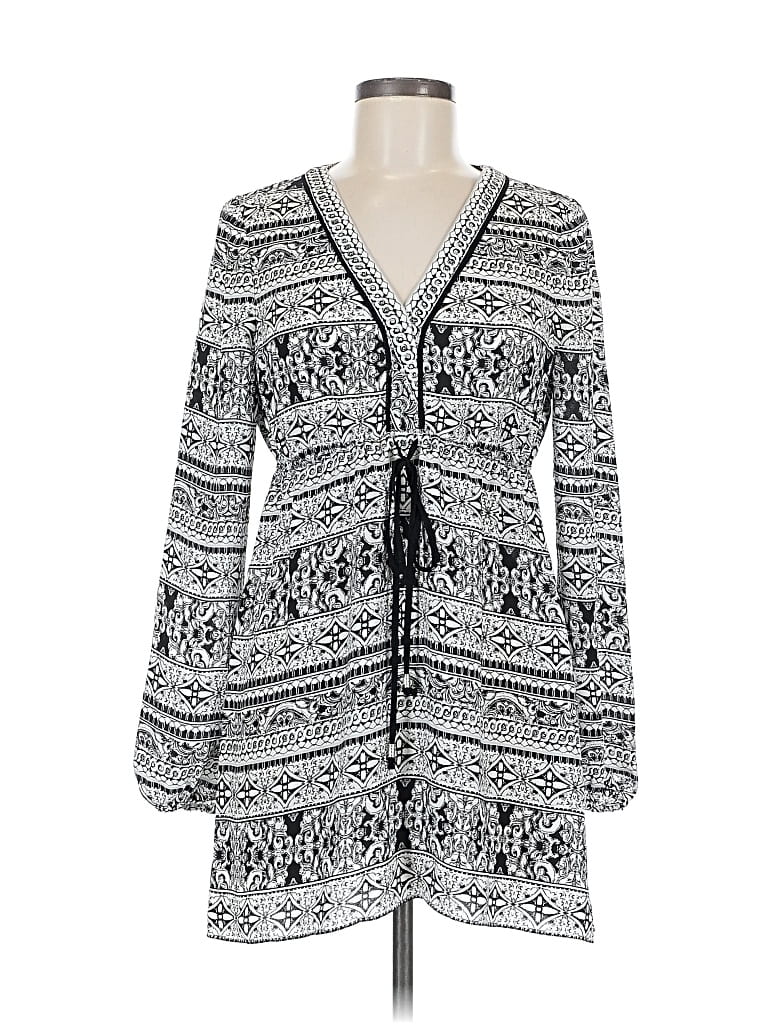 Click to view more detailed imagery on our partner's website Pre-owned White House Black Market Kimono In Gray