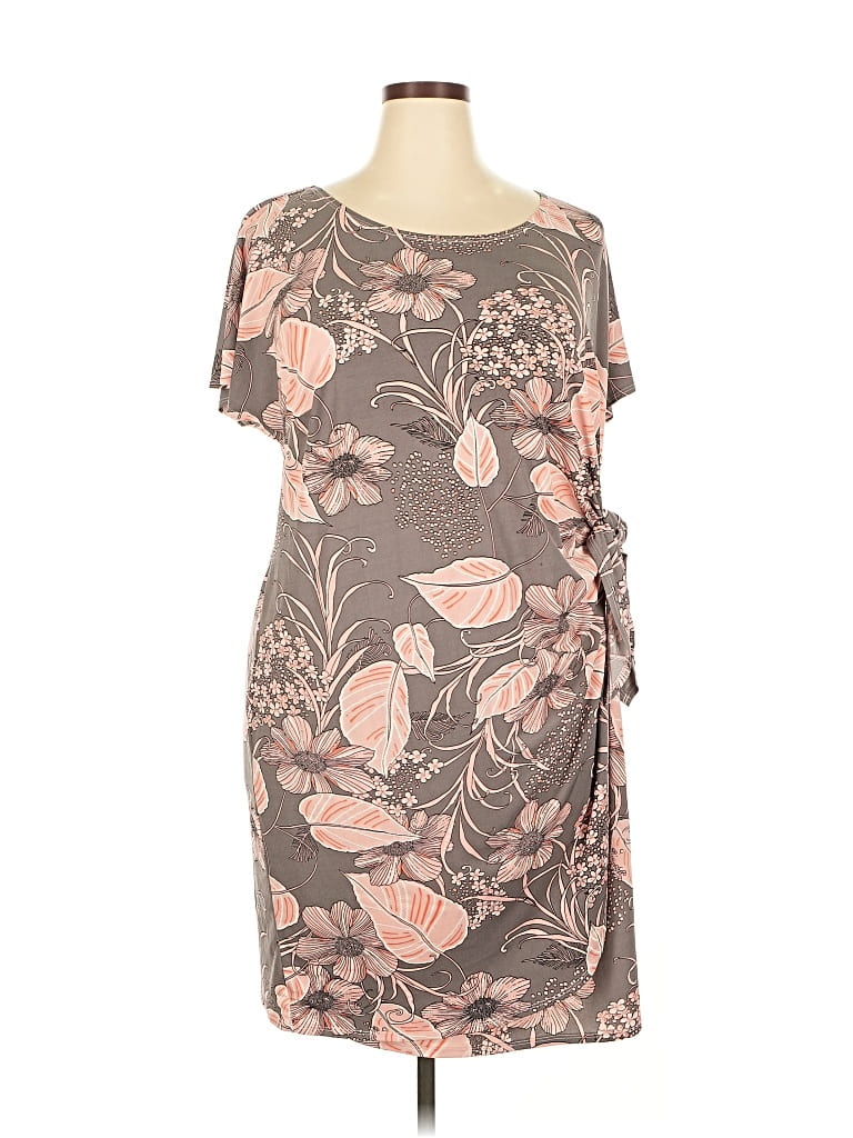 Click to view more detailed imagery on our partner's website Pre-owned Signature By Robbie Bee Casual Dress In Gray