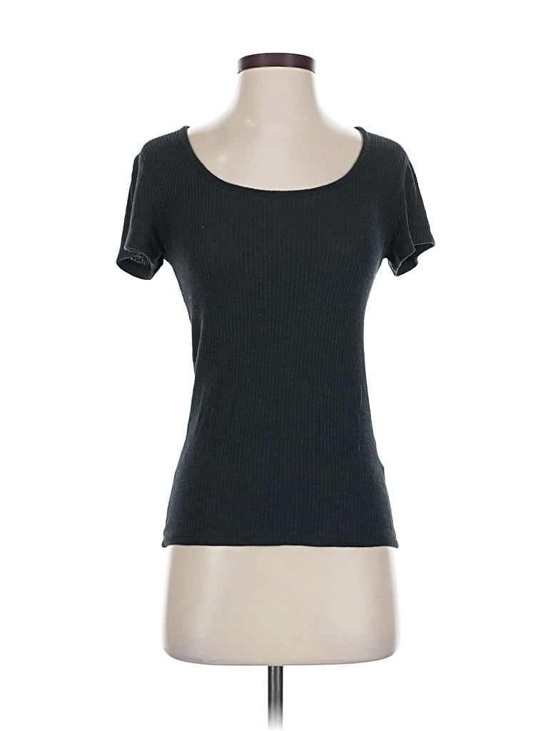 Click to view more detailed imagery on our partner's website Pre-owned Abercrombie & Fitch Short Sleeve Top Black Scoop Neck Tops