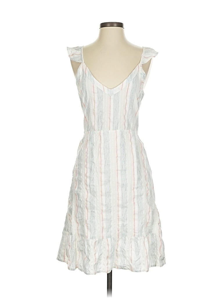 Click to view more detailed imagery on our partner's website Pre-owned Roxy Casual Dress In White