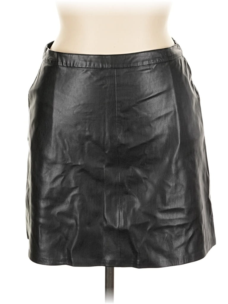 Pre-owned Vince Camuto Faux Leather Skirt In Black