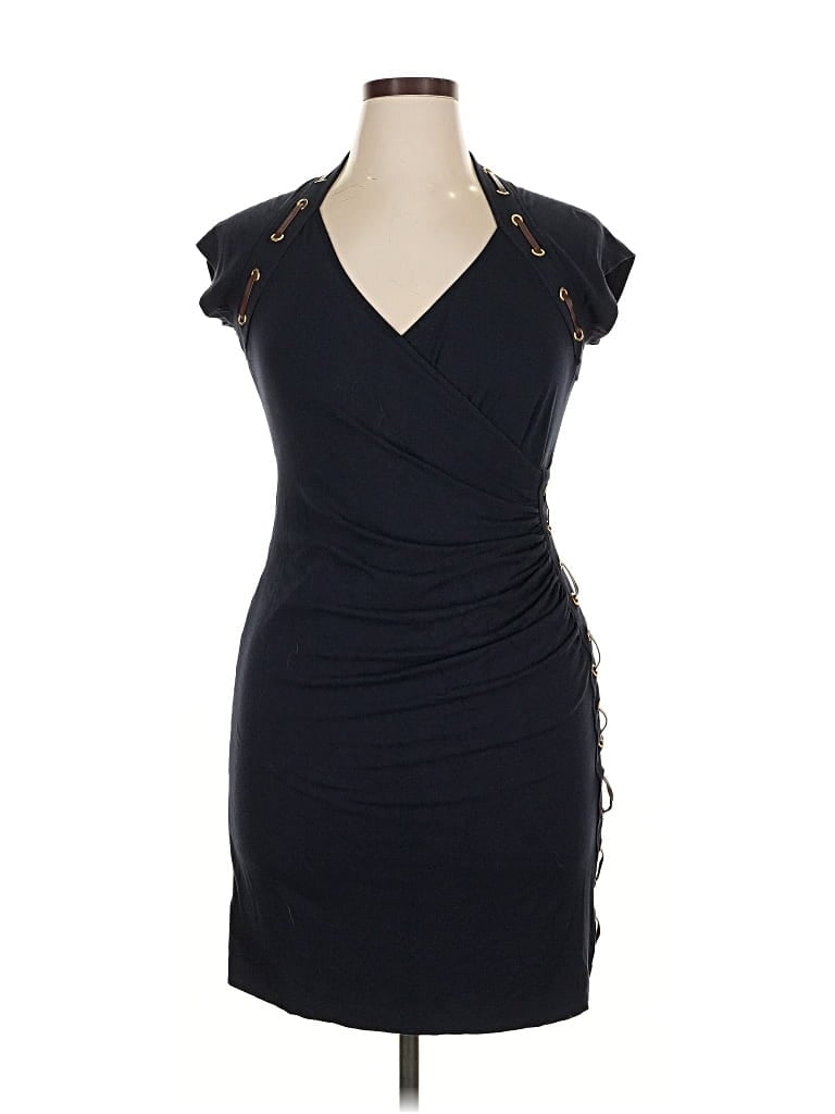 Click to view more detailed imagery on our partner's website Pre-owned Carmen Marc Valvo Cocktail Dress In Black