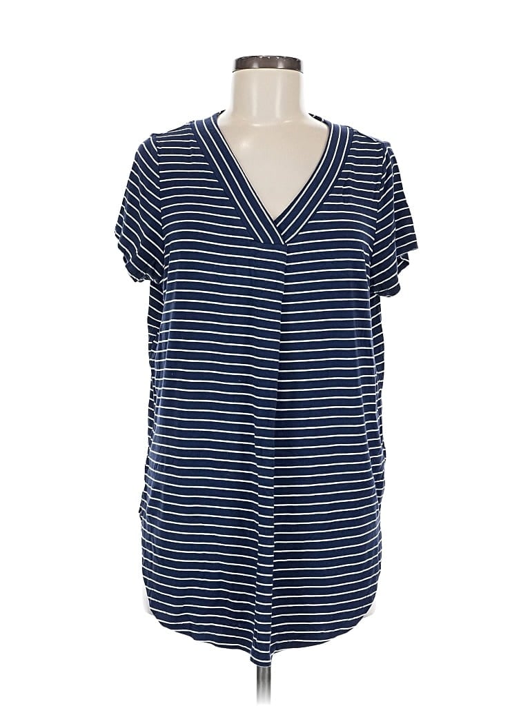 Click to view more detailed imagery on our partner's website Pre-owned Old Navy Short Sleeve Top Blue V Neck Tops