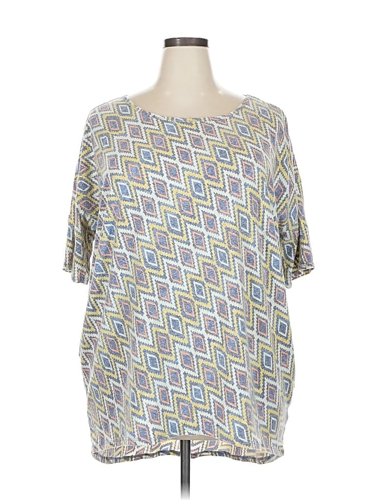 Click to view more detailed imagery on our partner's website Pre-owned Lularoe Short Sleeve T-shirt In Silver
