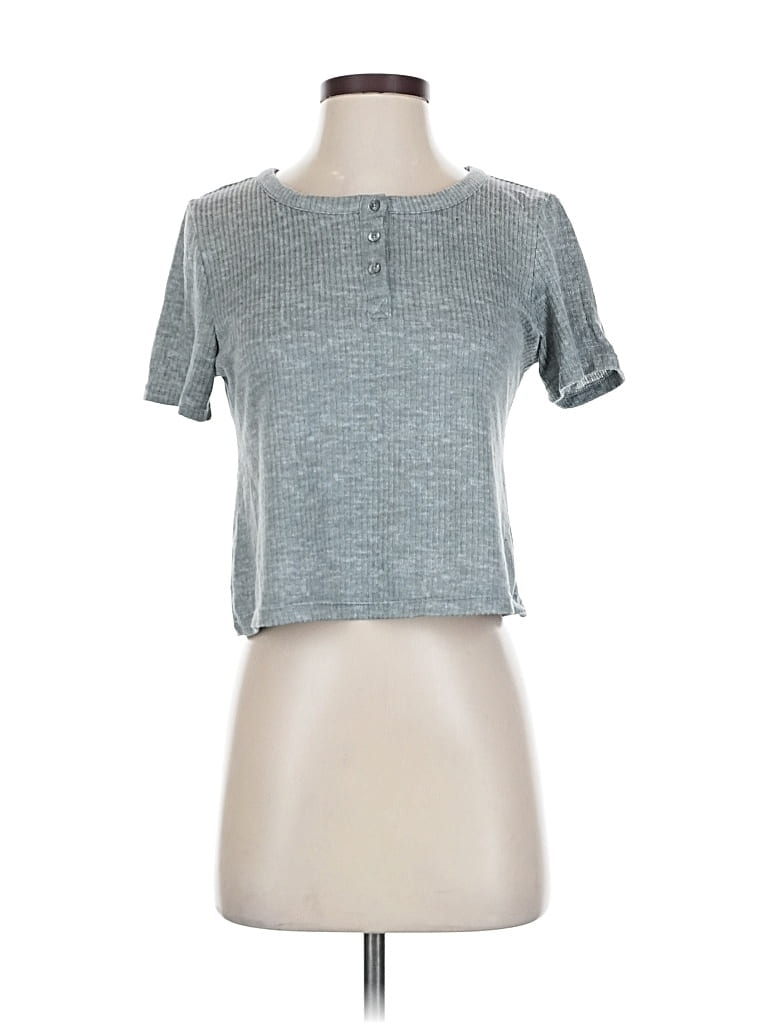 Click to view more detailed imagery on our partner's website Pre-owned Jockey Short Sleeve Top Gray Keyhole Neckline Tops