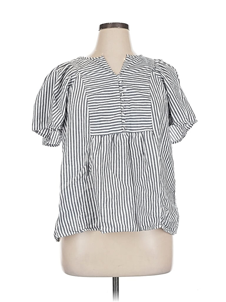 Click to view more detailed imagery on our partner's website Pre-owned Terra & Sky Short Sleeve Blouse In White
