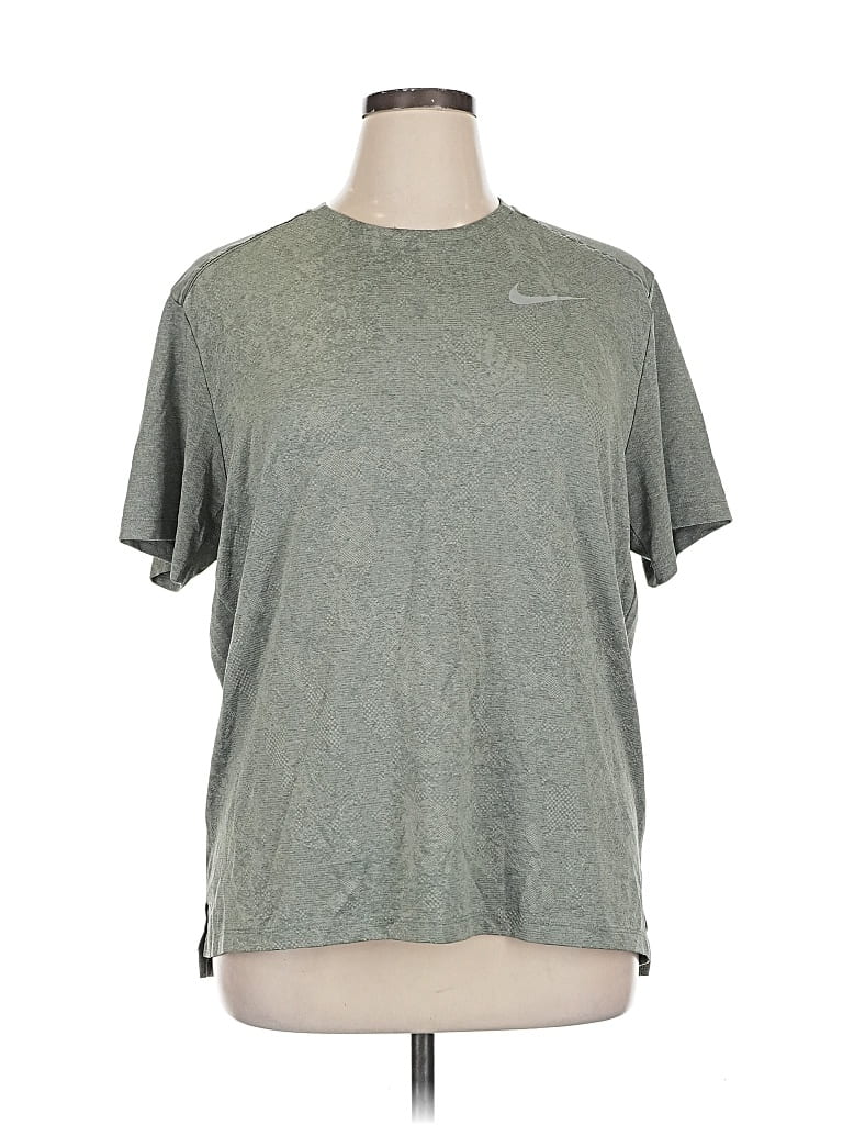 Pre-owned Nike Active T-shirt In Gray