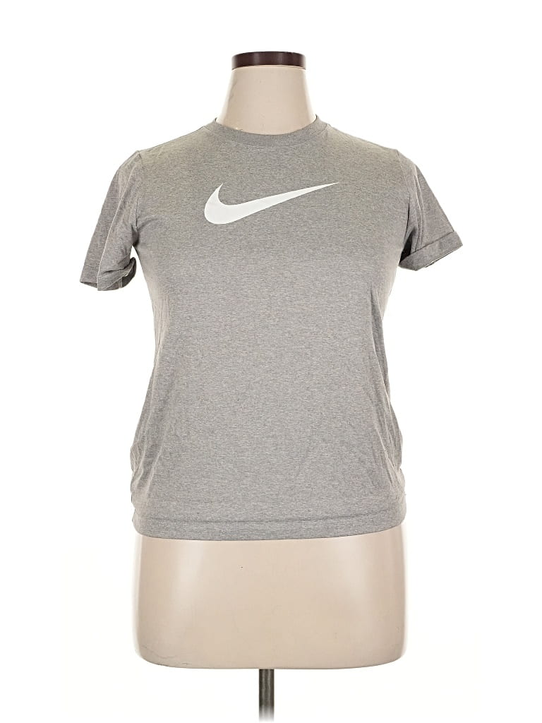 Click to view more detailed imagery on our partner's website Pre-owned Nike Active T-shirt In Silver