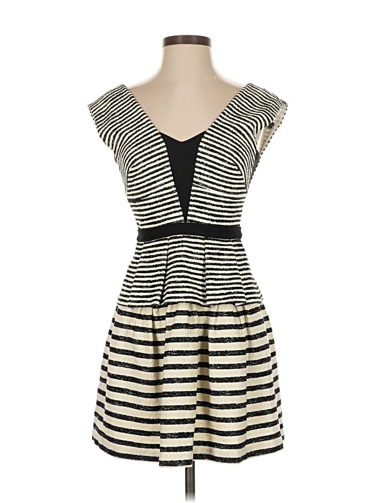 Pre-owned Bcbgmaxazria Casual Dress In White