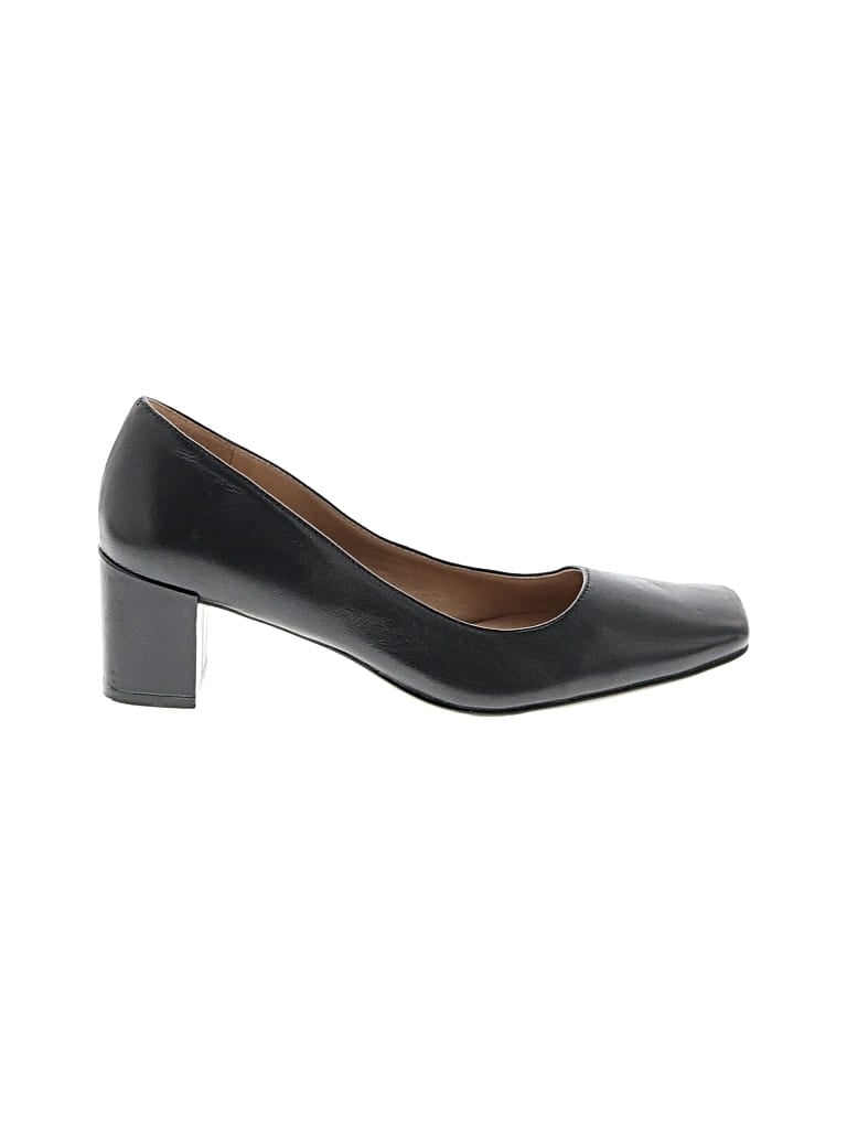 Pre-owned Naturalizer Flats In Black