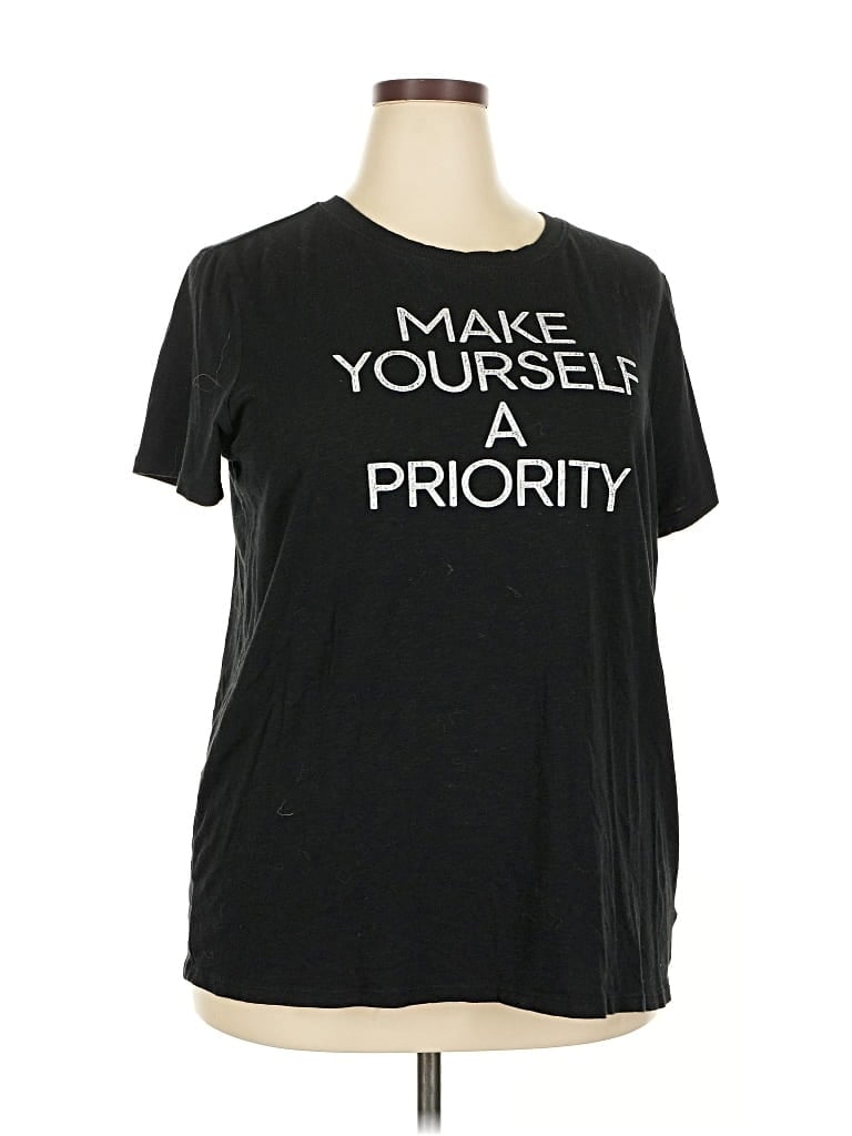 Pre-owned Torrid Short Sleeve T-shirt In Black