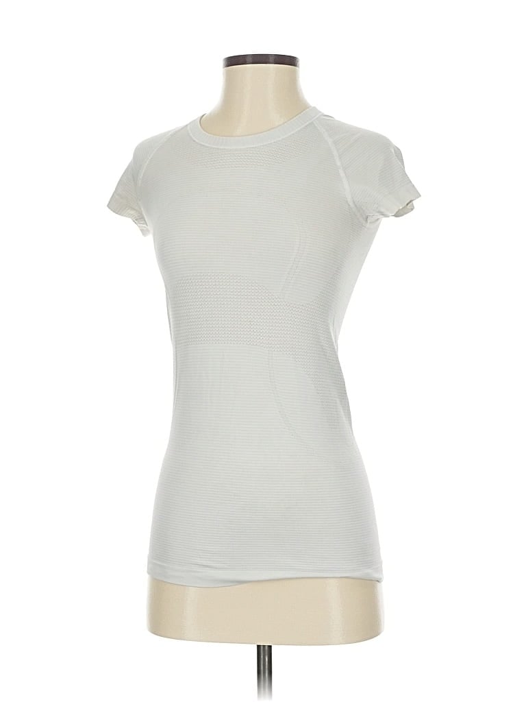 Pre-owned Lululemon Athletica Short Sleeve T-shirt In Silver