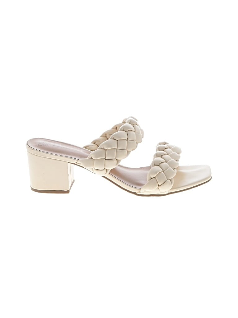 Pre-owned Time And Tru Sandals In White