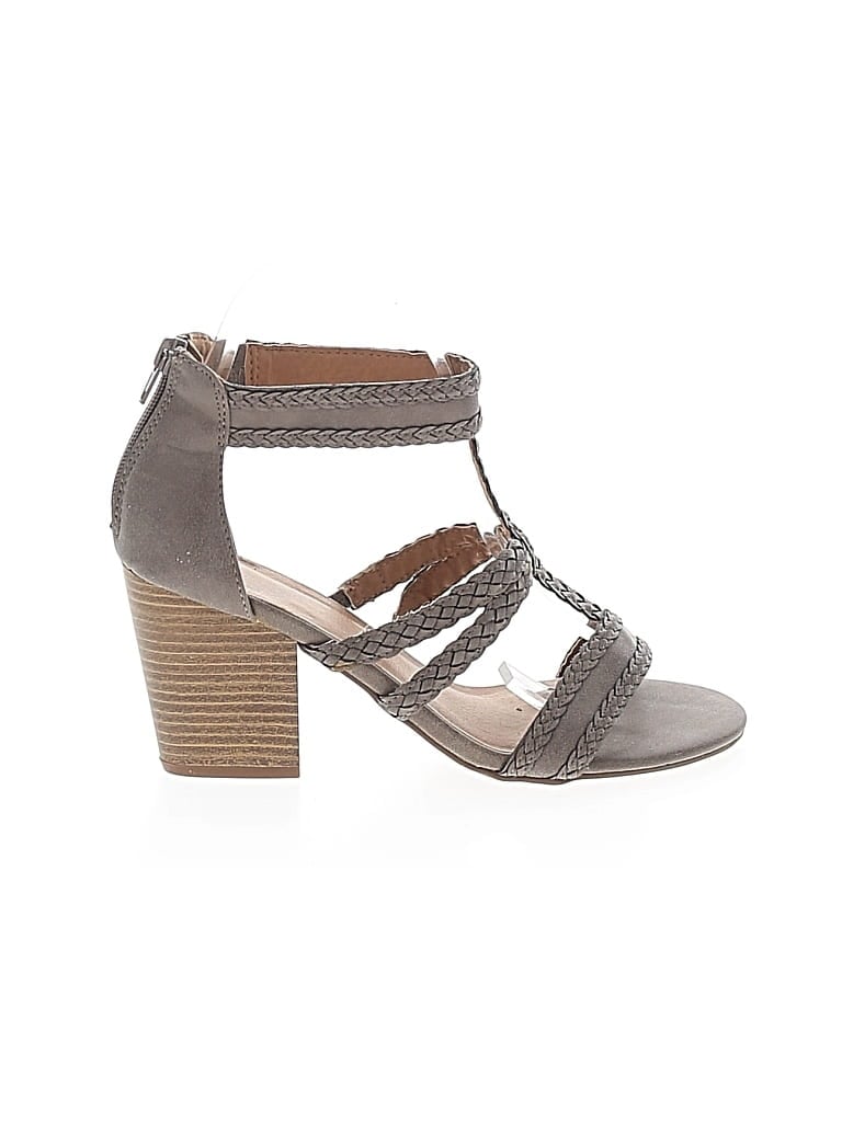 Pre-owned Maurices Sandals In Gray