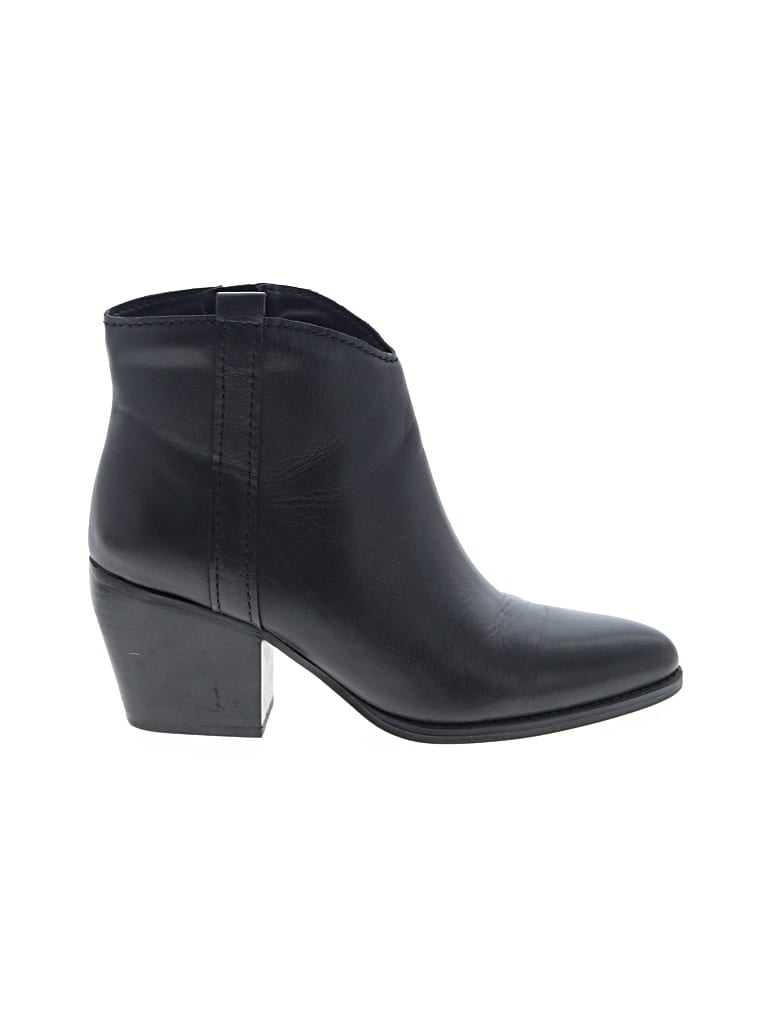 Pre-owned Naturalizer Ankle Boots In Black