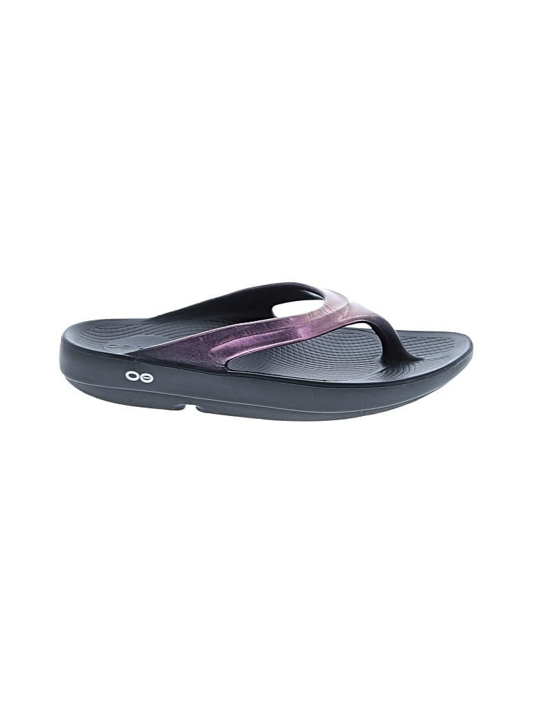 Pre-owned Oofos Flip Flops In Purple