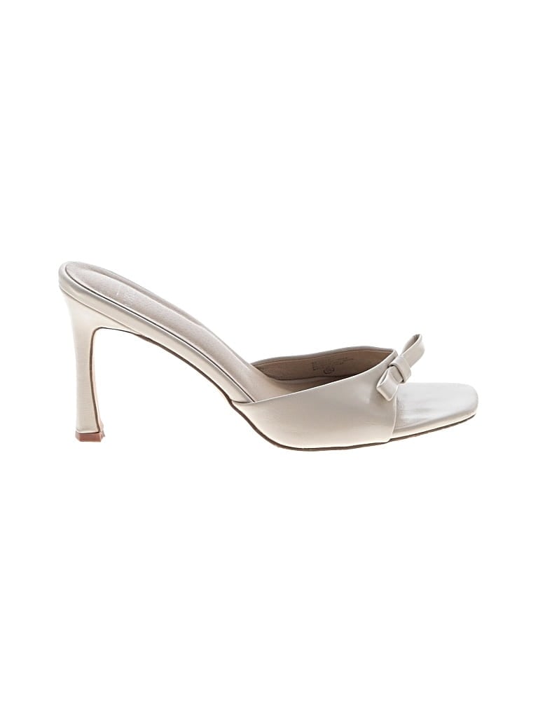 Pre-owned Chase & Chloe Sandals In White