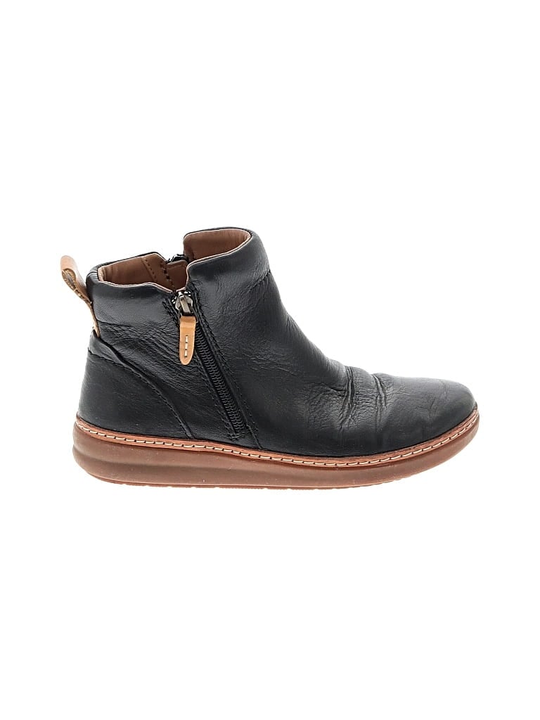 Pre-owned Clarks Ankle Boots In Black