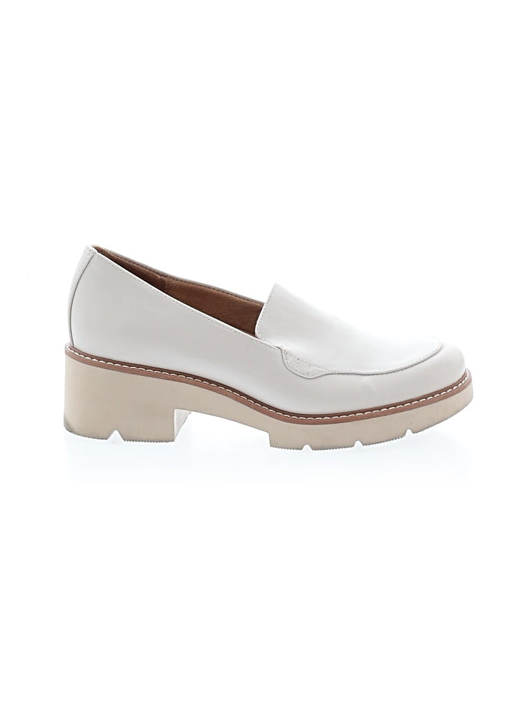 Pre-owned Naturalizer Flats In White