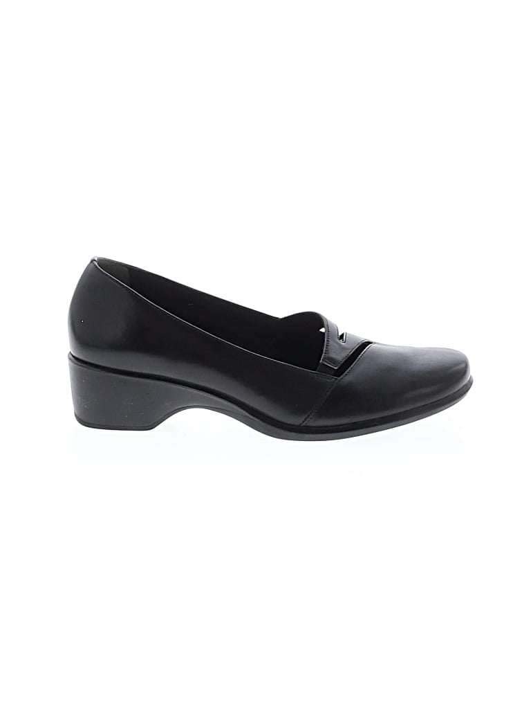 Pre-owned Clarks Flats In Black