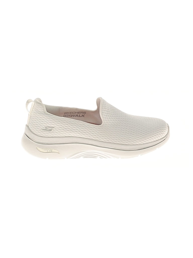 Pre-owned Skechers Sneakers In White