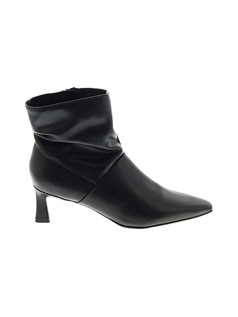 Pre-owned Naturalizer Ankle Boots In Black