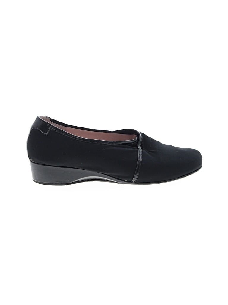 Pre-owned Taryn Rose Flats In Black