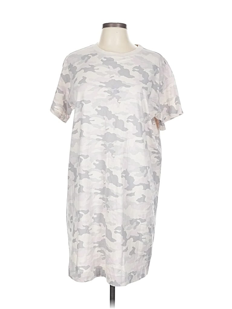 Pre-owned Old Navy Short Sleeve T-shirt In Silver