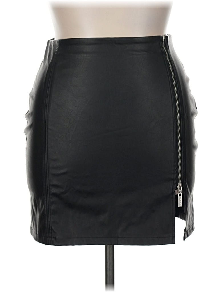 Pre-owned Guess Faux Leather Skirt In Black