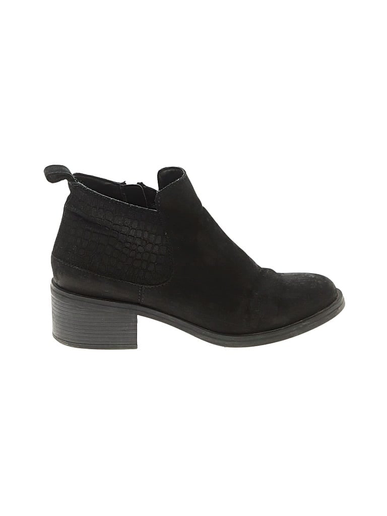 Pre-owned Clarks Ankle Boots In Black