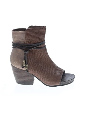 otBt Ankle Boots (view 1)