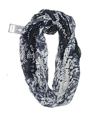Jennifer Lopez Scarf (view 1)