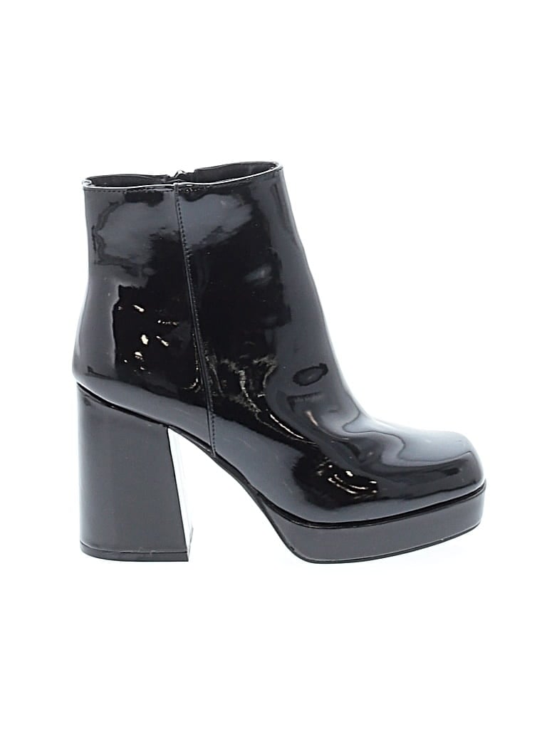 Pre-owned Journee Collection Boots In Black