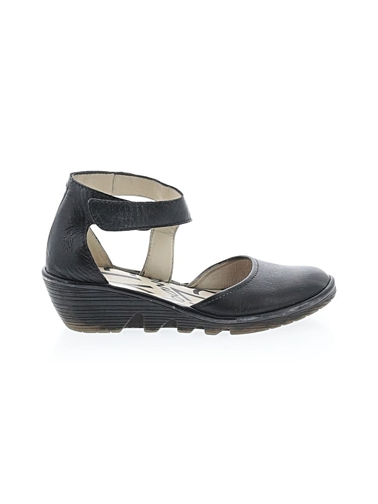 Pre-owned Fly London Flats In Black