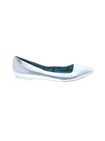 Unbranded Flats (view 1)