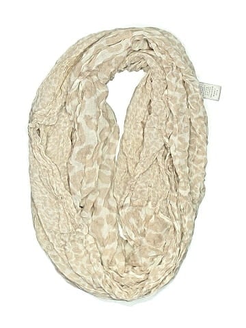 Jennifer Lopez Scarf (view 1)