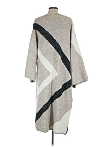 Akemi + Kin Poncho (view 2)