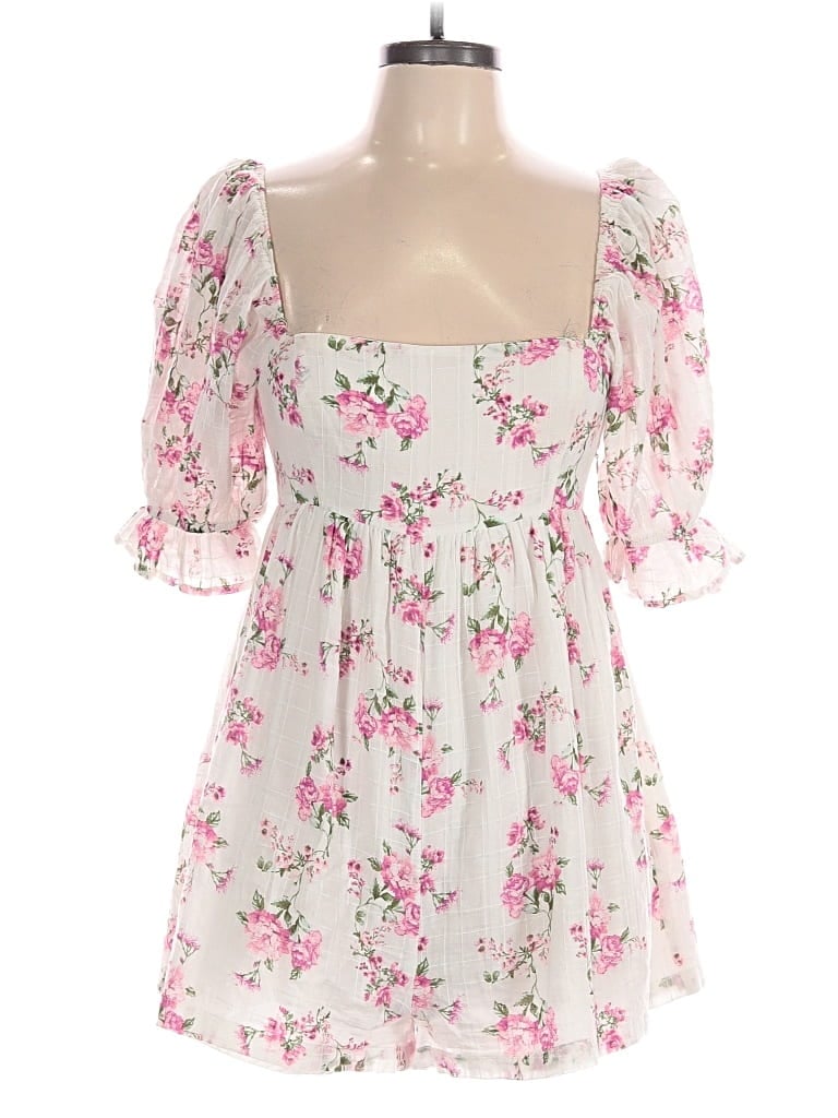 Click to view more detailed imagery on our partner's website Pre-owned Sky To Moon Romper In White