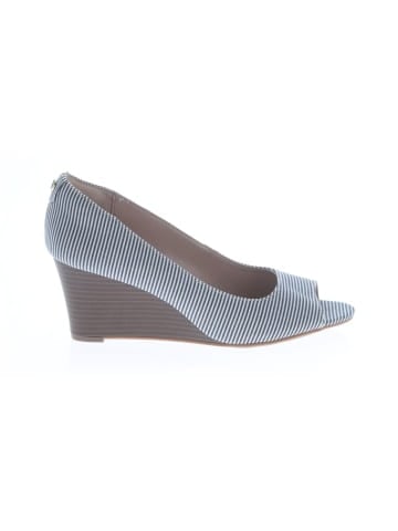 Kelly & Katie Wedges (view 1)