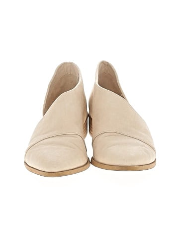 Universal Thread Flats (view 2)