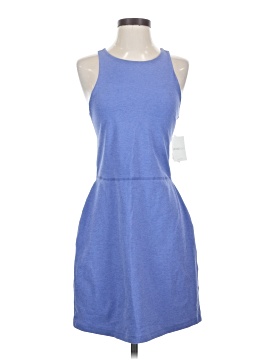 navy blue dress with red shoes Beyond Yoga On The Up Cropped Tank – The Shop at Equinox main image 1