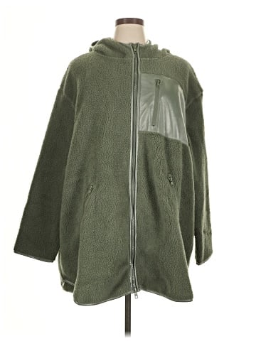 Ellos Poncho (view 1)