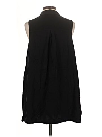 Old Navy Sleeveless Button-Down Shirt (view 2)