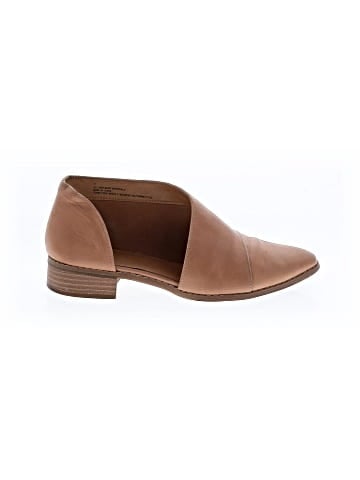 Universal Thread Flats (view 1)