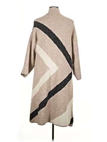 Akemi + Kin Poncho (view 2)