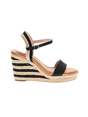 Kelly & Katie Wedges (view 1)