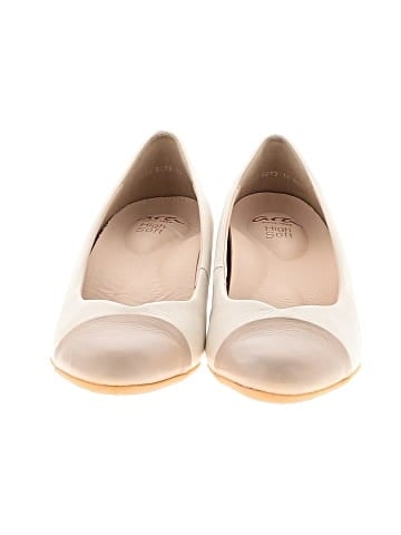 Ara Heels (view 2)