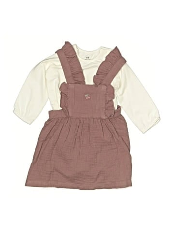 H&M Short Sleeve Outfit (view 1)